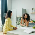 Dwie kobiety omawiają zdrowe odżywianie w nowoczesnej kuchni