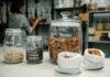 Słoiki z ciecierzycą, papryką i chipsami bananowymi na blacie kuchennym