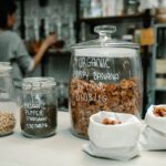 Słoiki z ciecierzycą, papryką i chipsami bananowymi na blacie kuchennym