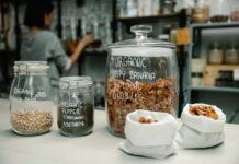 Zero-waste na imprezę: przekąski, pasty i deski z resztek, które wyglądają jak z bistro Słoiki z ciecierzycą, papryką i chipsami bananowymi na blacie kuchennym