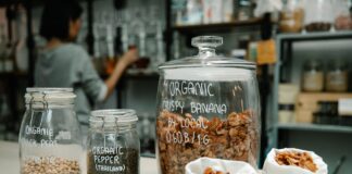 Zero-waste na imprezę: przekąski, pasty i deski z resztek, które wyglądają jak z bistro Słoiki z ciecierzycą, papryką i chipsami bananowymi na blacie kuchennym