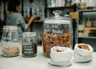 Zero-waste na imprezę: przekąski, pasty i deski z resztek, które wyglądają jak z bistro Słoiki z ciecierzycą, papryką i chipsami bananowymi na blacie kuchennym