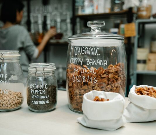 Zero-waste na imprezę: przekąski, pasty i deski z resztek, które wyglądają jak z bistro Słoiki z ciecierzycą, papryką i chipsami bananowymi na blacie kuchennym